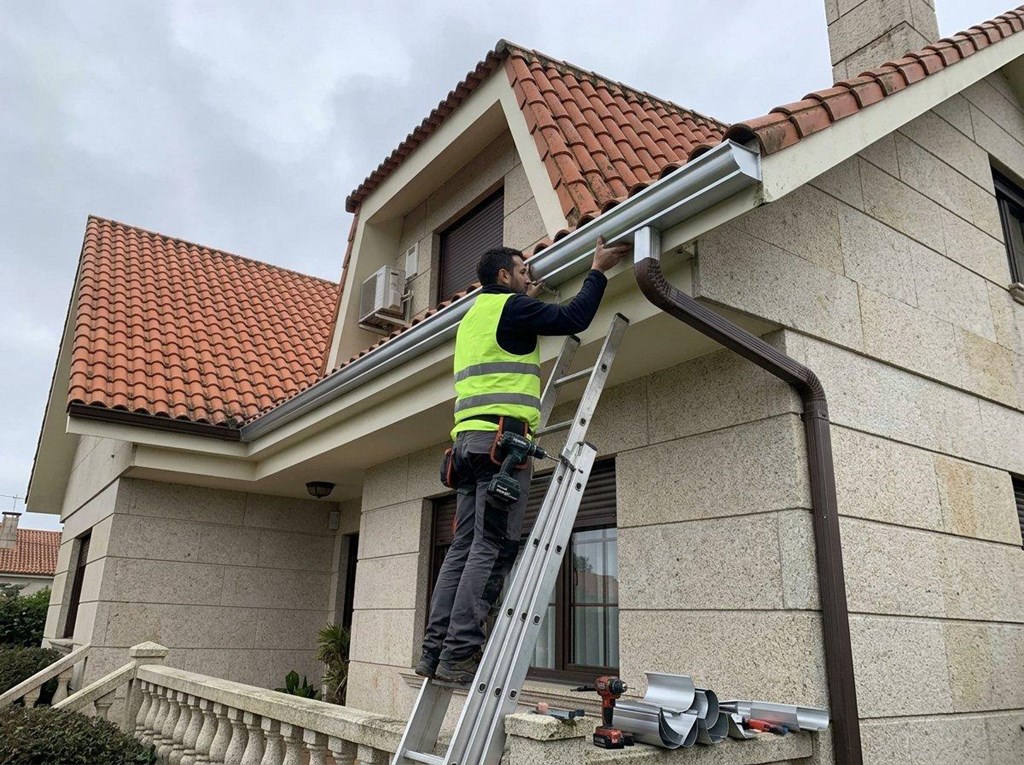 Foto 1 Colocación de canalones sin obras innecesarias en Redondela