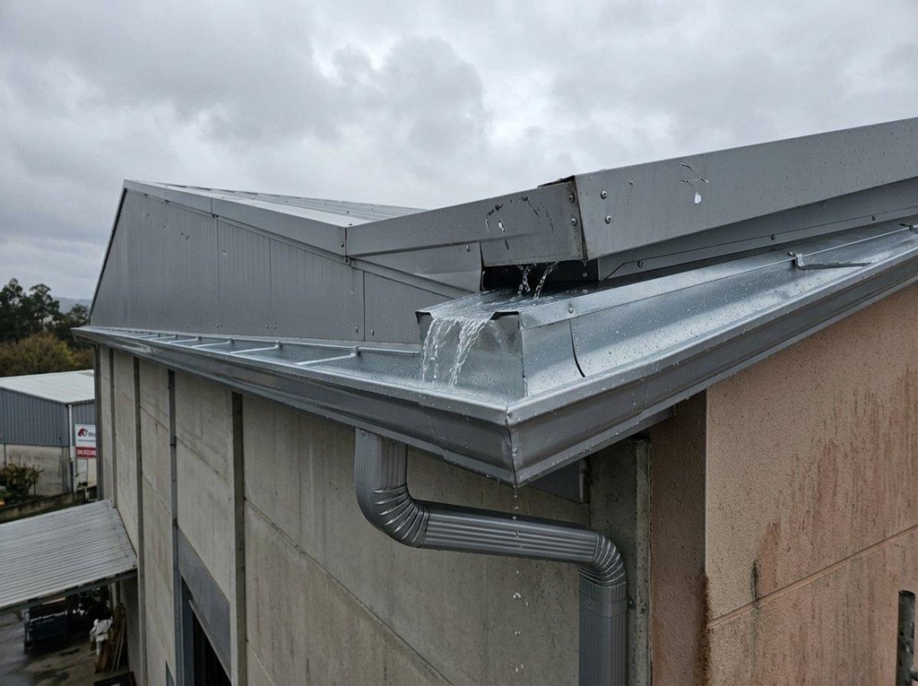 Foto 1 Instalación de sistemas completos de canalones para naves y locales en Gondomar