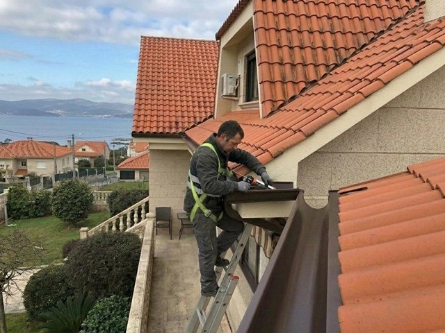 Instalación profesional de canalones en viviendas y edificios en Bueu