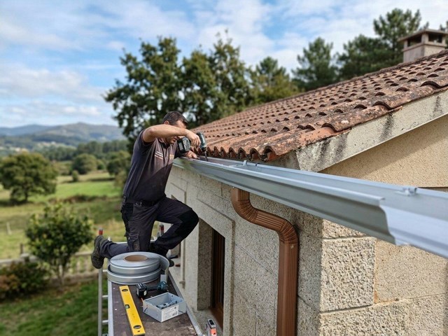 Instalación y colocación de canalones de aluminio y cobre en Mos